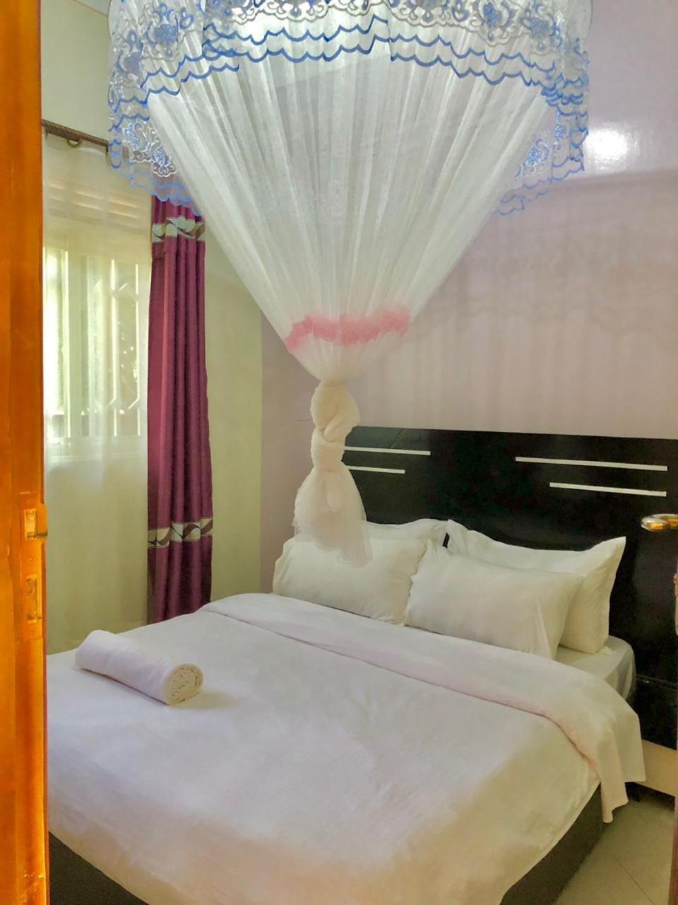 Airport Shoebill Hotel Ентебе Екстериор снимка